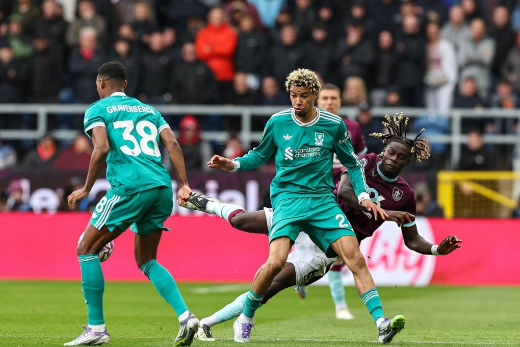 Liverpool nhọc nhằn đánh bại 10 người của Burnley - 1