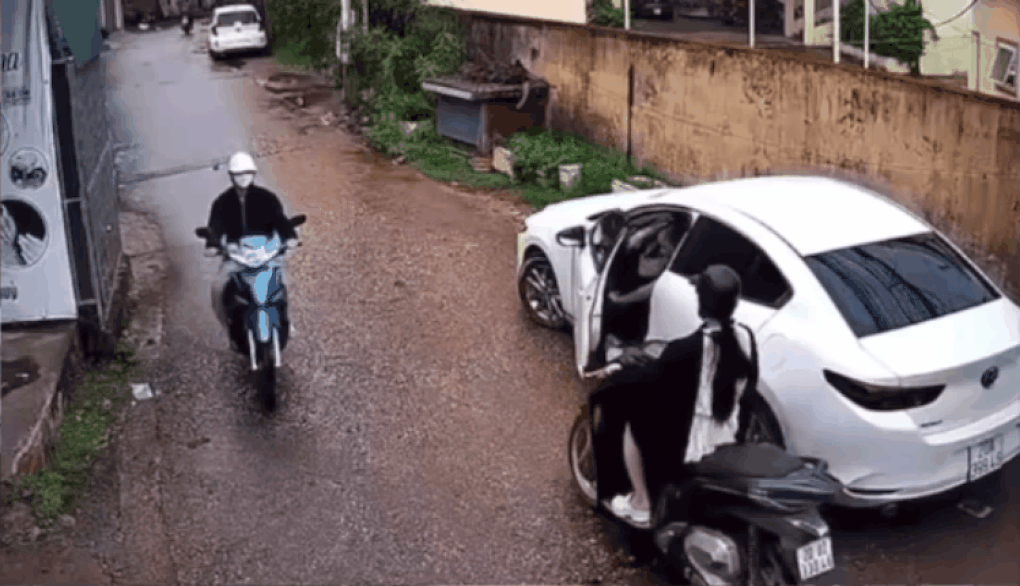 Nữ tài xế ô tô mở cửa bất cẩn, người đi xe máy ngã sõng soài - 1