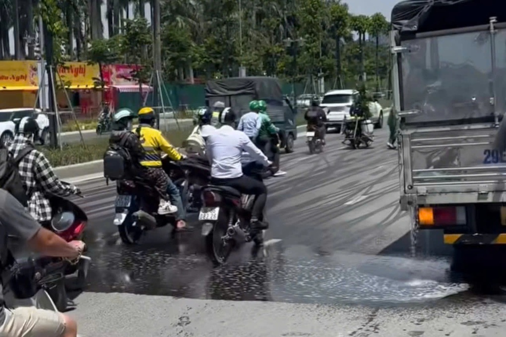 Ô tô chở dầu diesel vỡ téc, tràn ra đường Lê Quang Đạo kéo dài - 1
