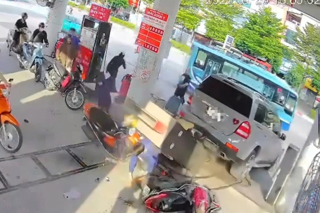 Ô tô lùi đổ trụ bơm xăng gây cháy ngùn ngụt ở Hà Nội - 1