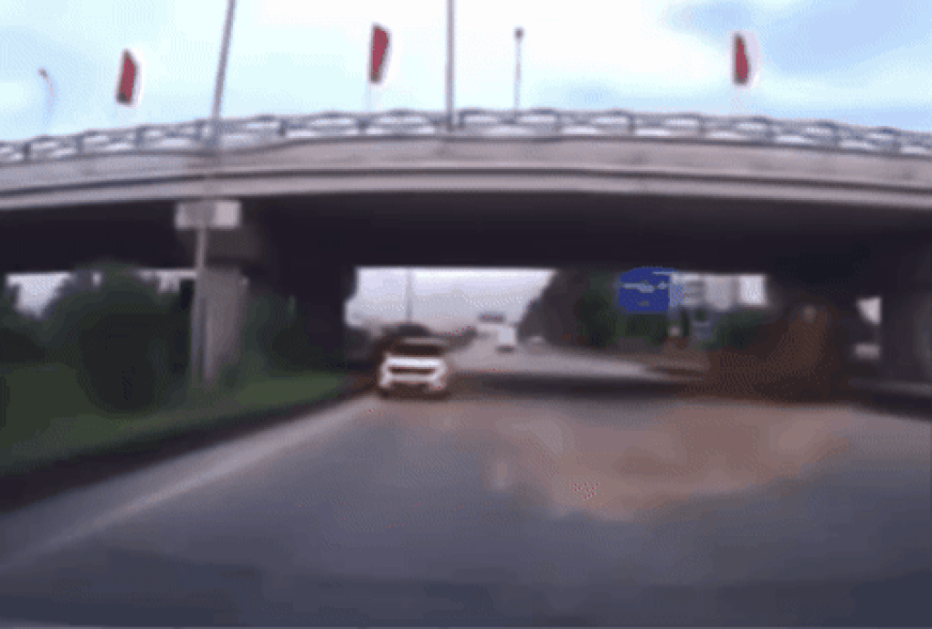 Phạt tài xế liều mạng lái ô tô đi ngược chiều cao tốc Hà Nội - Bắc Giang - 1