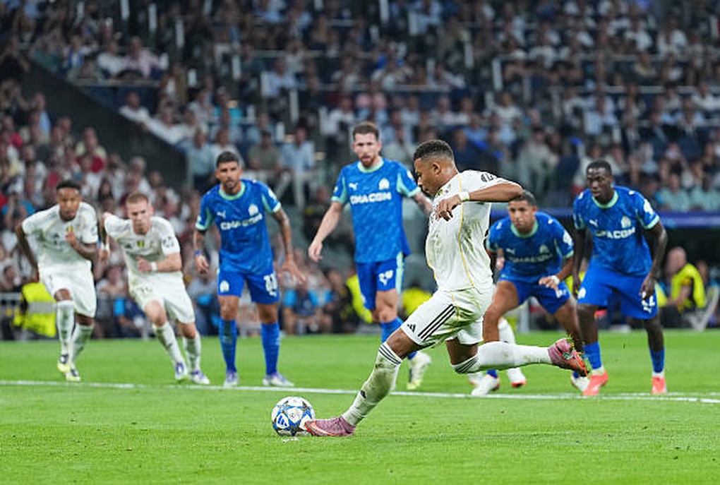 Real Madrid lập kỷ lục khó xô đổ tại UEFA Champions League - 1