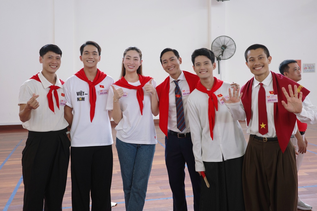 Sốt video Hoa hậu và diễn viên Mưa đỏ trả lời vì sao đất nước mình đẹp - 1 Sốt video Hoa hậu và diễn viên Mưa đỏ trả lời vì sao đất nước mình đẹp - 1