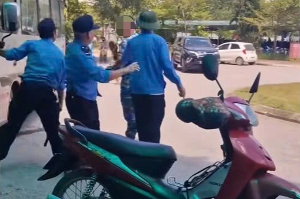 Tạm đình chỉ 3 bảo vệ hành hung lái xe ôm trước cổng bệnh viện ở Lào Cai - 1