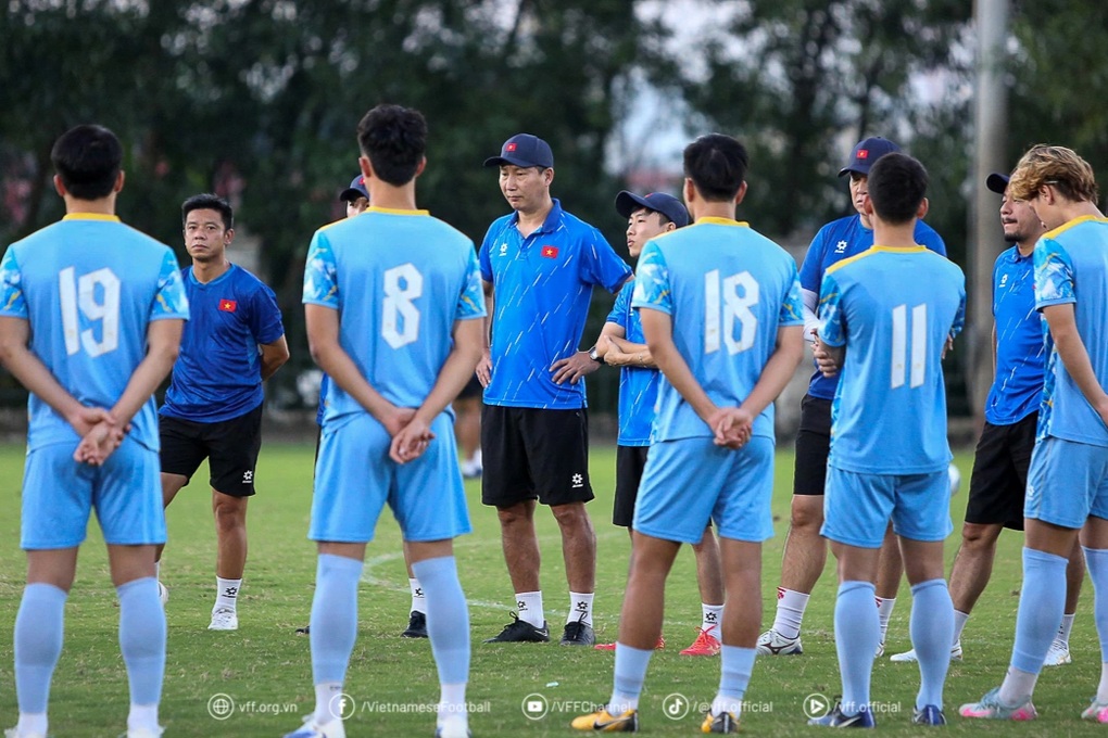 Thầy trò HLV Kim Sang Sik chờ đợi điểm tựa sân Việt Trì trước U23 Singapore - 1 Thầy trò HLV Kim Sang Sik chờ đợi điểm tựa sân Việt Trì trước U23 Singapore - 1