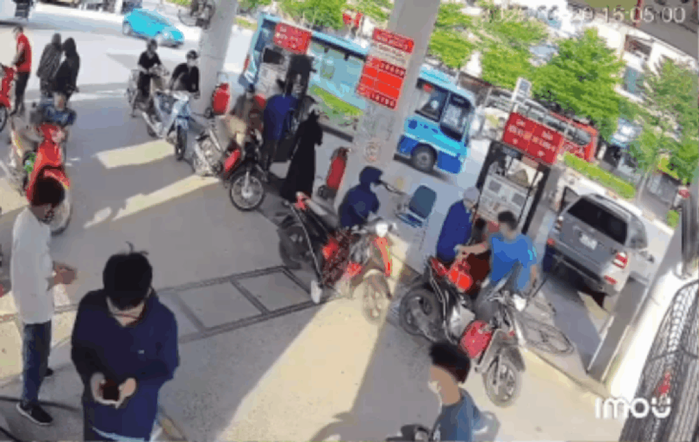 Thông tin mới vụ ô tô Mercedes lùi đổ trụ bơm xăng gây cháy ở Hà Nội - 1