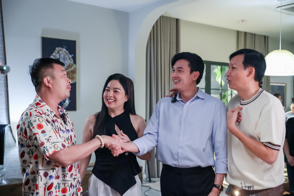 Tuấn Khải đến phim trường thăm Lê Khánh, giả vờ ghen với Quốc Trường - 1