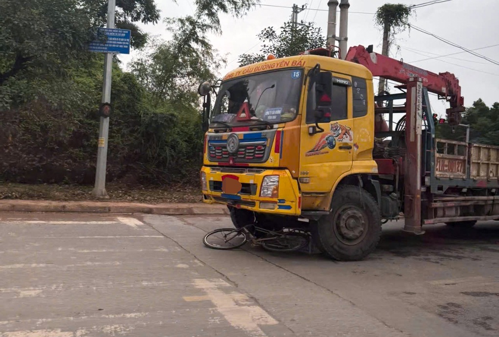 Va chạm với xe tải, nguyên phó hiệu trưởng trường học ở Lào Cai tử vong - 1
