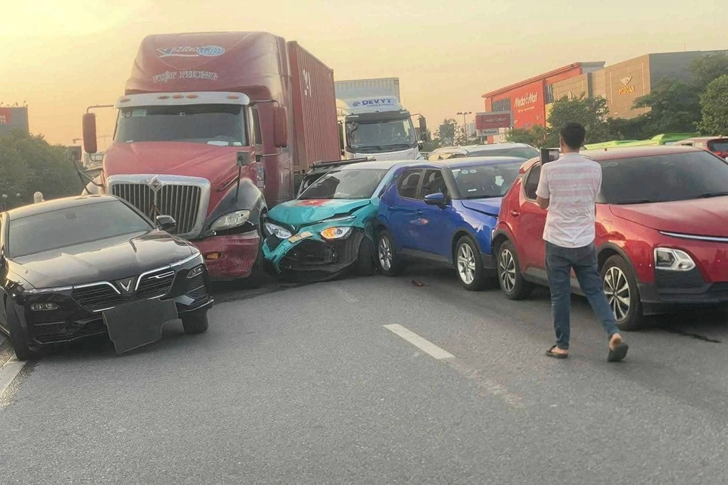 Xe đầu kéo đâm liên hoàn 6 ô tô con trên đường Hà Nội - 1