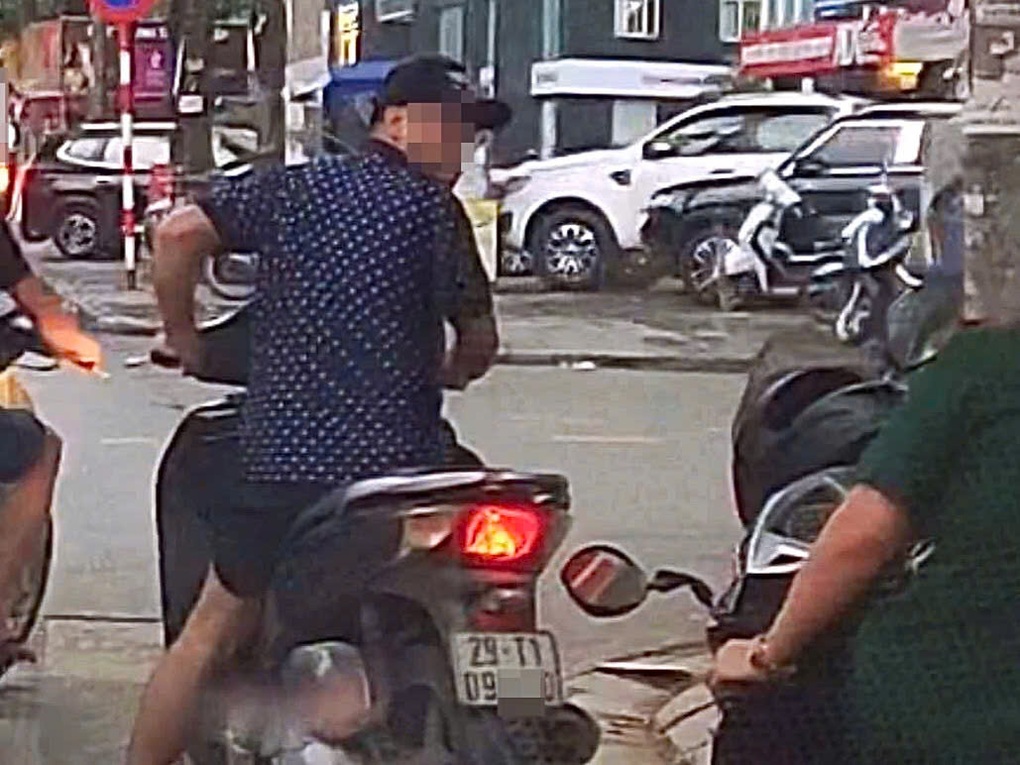 Xử phạt người đàn ông hổ báo húc xe máy, dọa đạp phụ nữ - 1