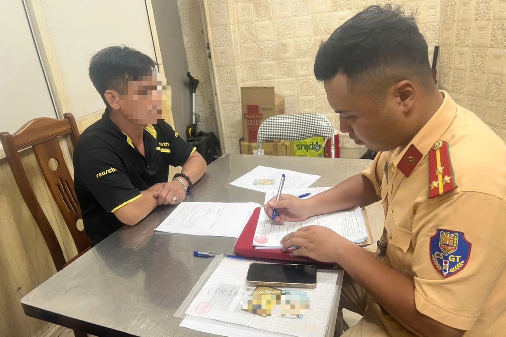 Xử phạt tài xế xe tải để dầu đổ tràn xuống phố Hà Nội - 1
