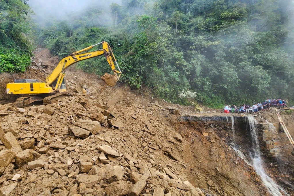 Xe máy đu dây qua điểm sạt lở 20m trên đèo Khau Phạ ở Lào Cai - 3