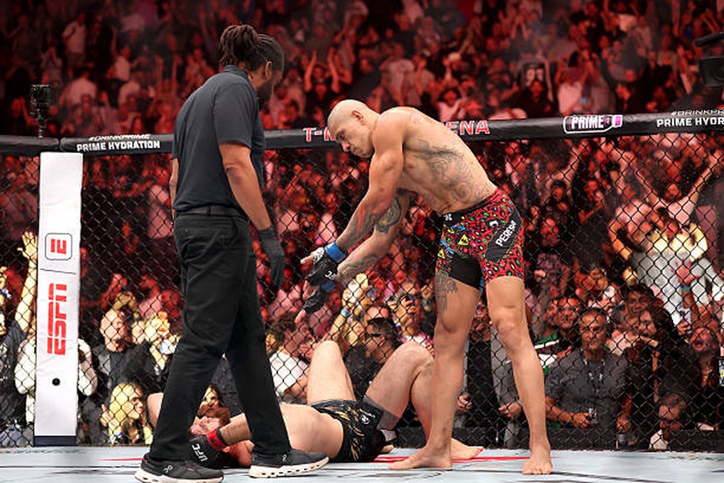 Alex Pereira hạ đối thủ trong 80 giây, giành đai vô địch UFC - 2