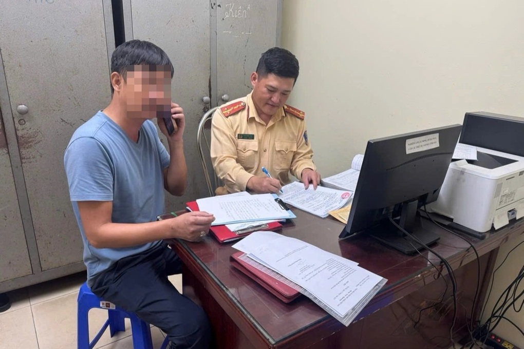 Phạt lái xe cứu hộ đi qua dải phân cách trong ngày Hà Nội mưa ngập - 2