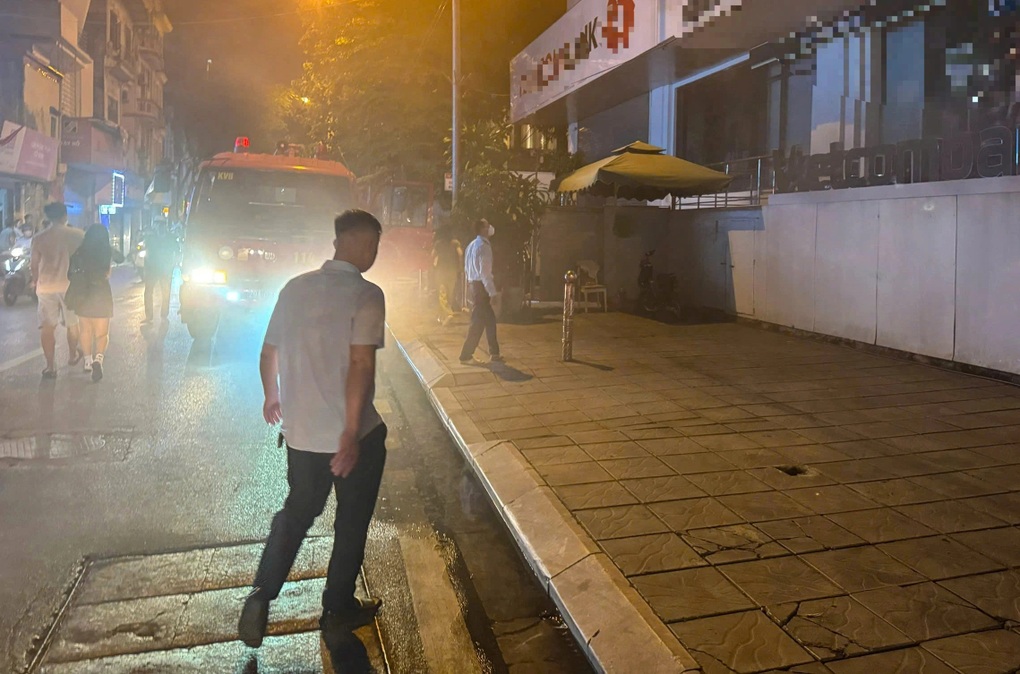 Cháy hầm gửi xe một ngân hàng ở đường Thụy Khuê, Hà Nội - 1