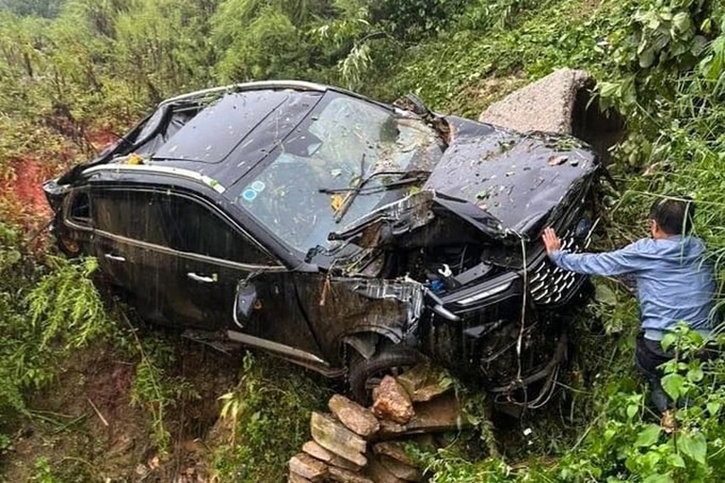 Đất đá sạt lở hất văng ô tô chở 3 người xuống vực sâu 5m - 2