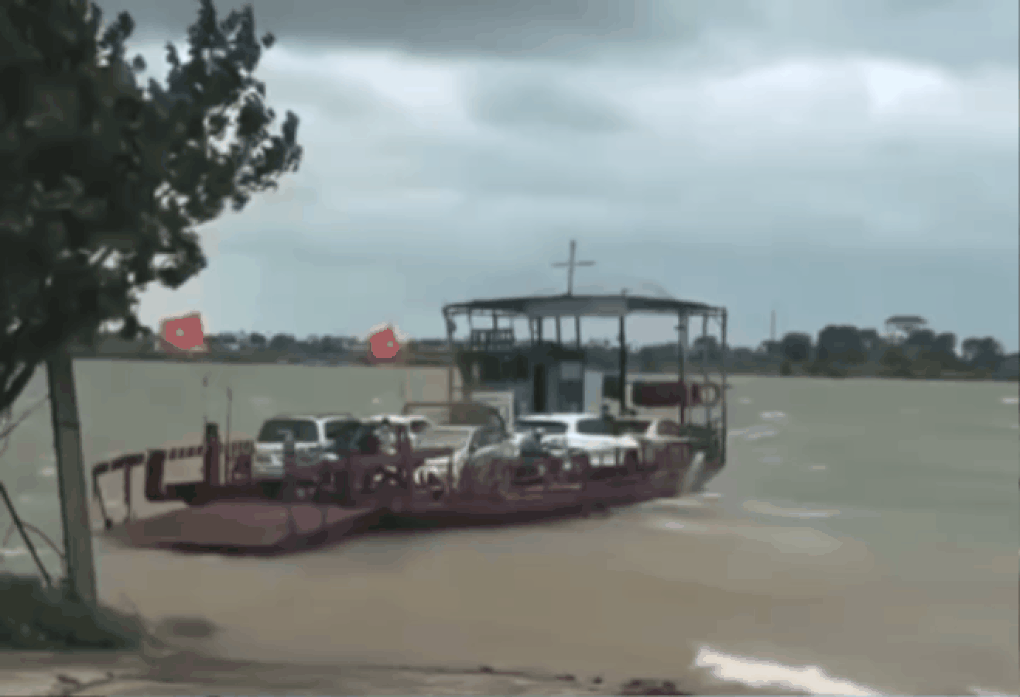 Phạt lái phà bất chấp bão Bualoi vẫn chở khách qua sông - 2
