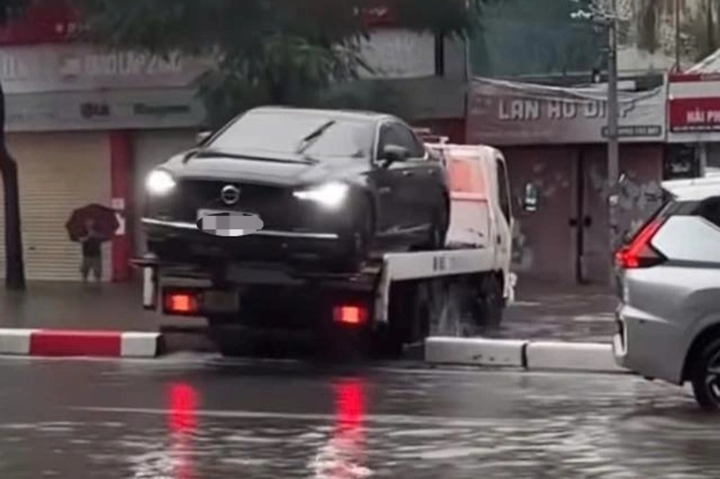 Phạt lái xe cứu hộ đi qua dải phân cách trong ngày Hà Nội mưa ngập - 1