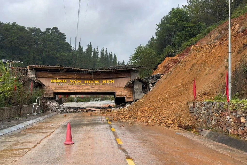 Sập cổng chào xã Đồng Văn ở Tuyên Quang - 1 Sập cổng chào xã Đồng Văn ở Tuyên Quang - 1