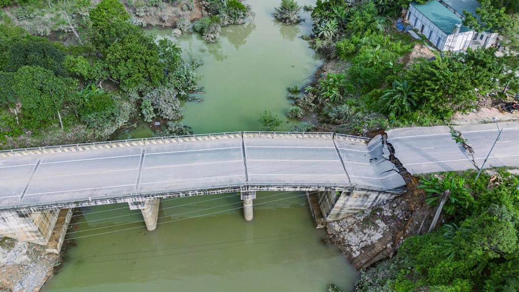Sập gãy hoàn toàn đường dẫn lên cầu Tát Luông ở Tuyên Quang - 2