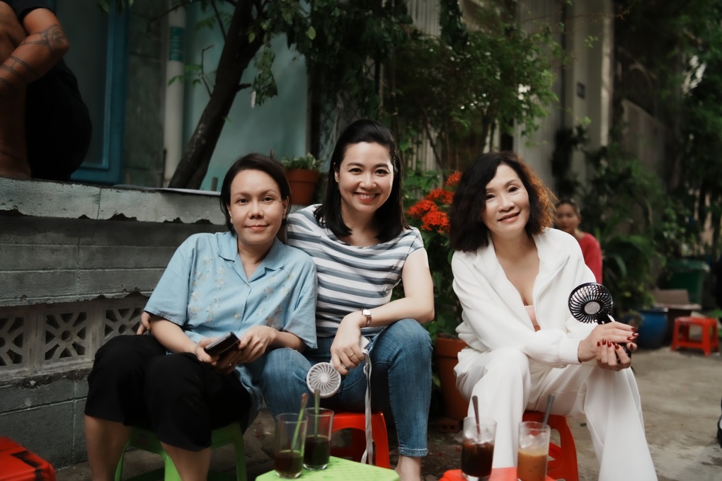 Việt Hương thay đổi ngoại hình, căng thẳng khi làm việc với Khương Ngọc - 1