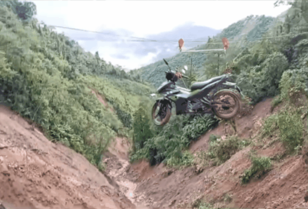 Xe máy đu dây qua điểm sạt lở 20m trên đèo Khau Phạ ở Lào Cai - 1