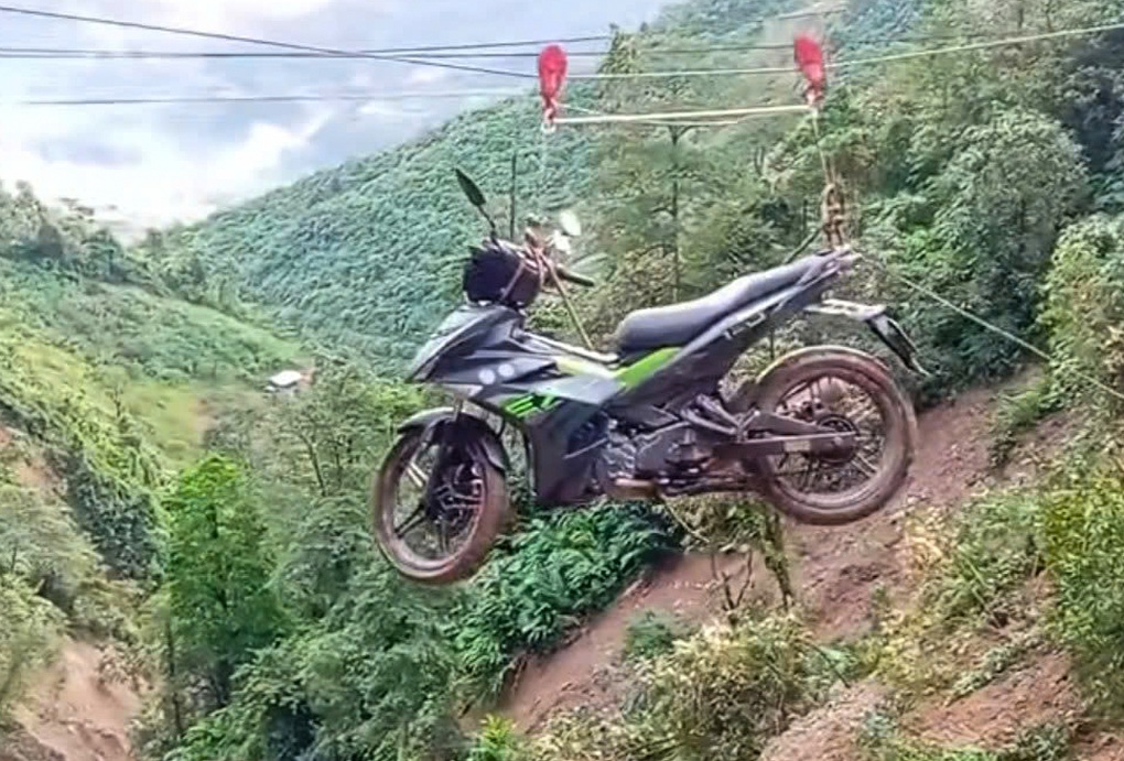 Xe máy đu dây qua điểm sạt lở 20m trên đèo Khau Phạ ở Lào Cai - 2